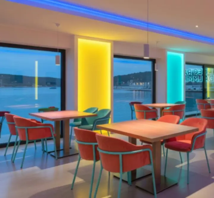 Interijer Lucky Playa restorana s mladim gostima koji uživaju u večeri